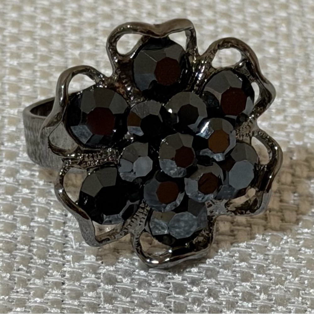NWOT Modern Black Crystal Flower Cluster Ring 💍 Costume Jewelry